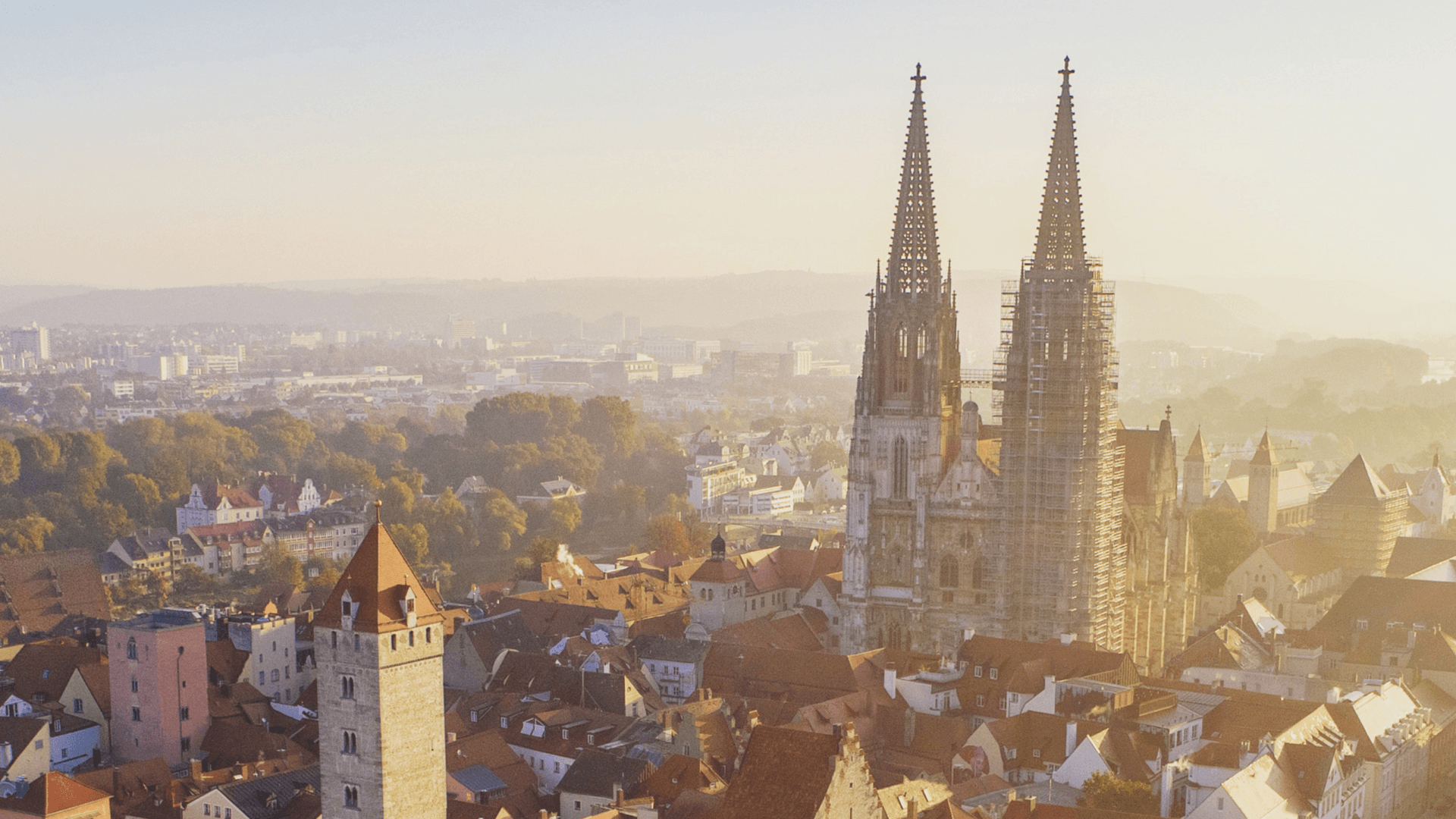 Regensburg, Stadt im Regierungsbezirk Oberpfalz in Ostbayern, fungiert als Kreisstadt des gleichnamigen Landkreises. Die Stadt ist ein zentraler Wirtschaftsstandort in der Region und spielt eine maßgebliche Rolle als Oberzentrum.
