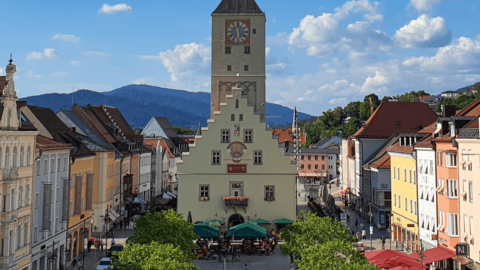 Deggendorf, eine Stadt in Niederbayern, zeichnet sich durch ihre historische Bedeutung aus und war im späten Mittelalter eine Hauptstadt der bayerischen Teilherzogtümer. Heute ist sie als Mittelstadt ein wichtiger Verwaltungssitz in der Region.