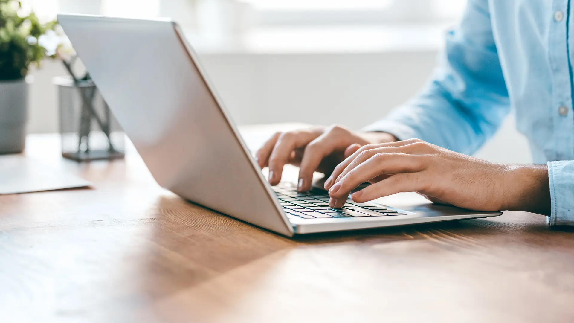 Person schreibt am Laptop