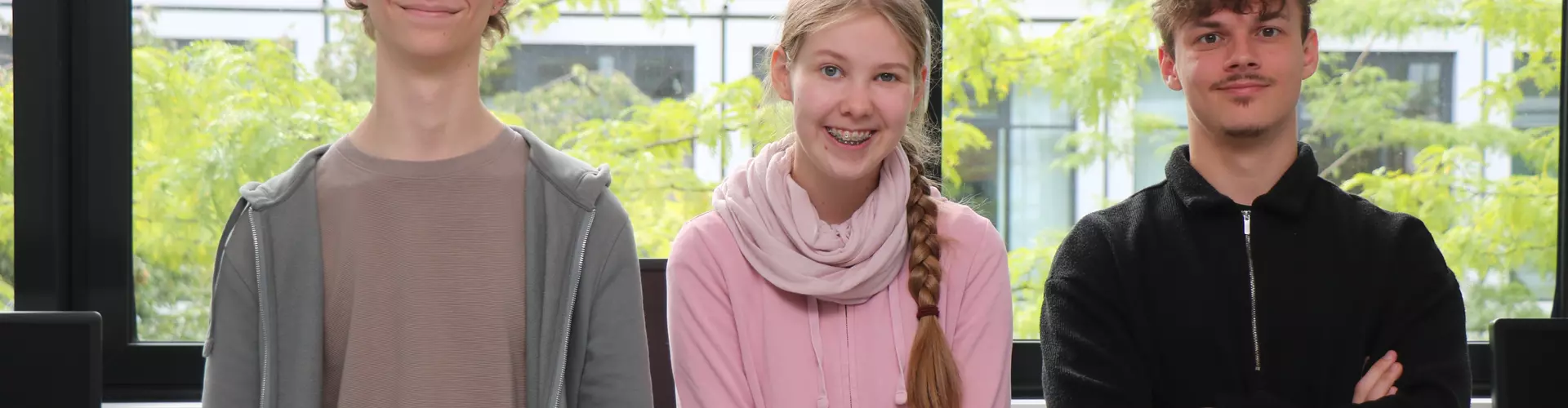 Tymoteusz Helbich, Rebekka Anneser und Albert Brunner (v. l.) fühlen sich nach ihrer Ausbildung gut auf den Arbeitsmarkt vorbereitet. Trotzdem planen alle drei noch ein Informatikstudium