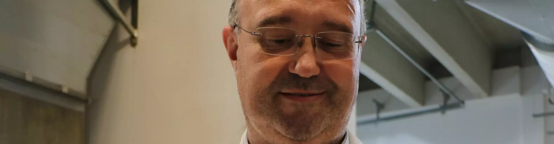 PR-Referent Alexander Dalli hält ein getrocknetes Tabakblatt in seinen Händen.