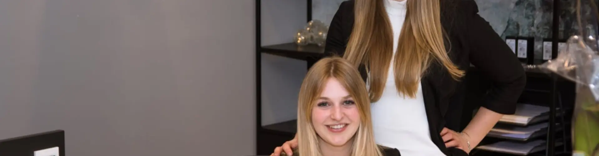 Anna-Maria Nunner (unten) hat unlängst ihre Ausbildung zur Hörakustikerin beendet. Sie arbeitet mit ihrer Schwester Katrin in deren eigenem Hörakustik-Unternehmen in Straubing.