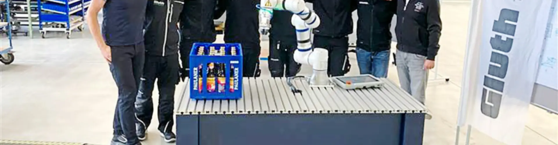 Technischer Leiter Thomas Hohenwarter, Ausbildungsleiter Michael Bauer, das Azubi-Projektteam und Geschäftsführer Johannes Sigl (v.l.) nach der erfolgreichen Abnahme des Cobot-Wagen-Projekts.  Foto: Gluth GmbH
