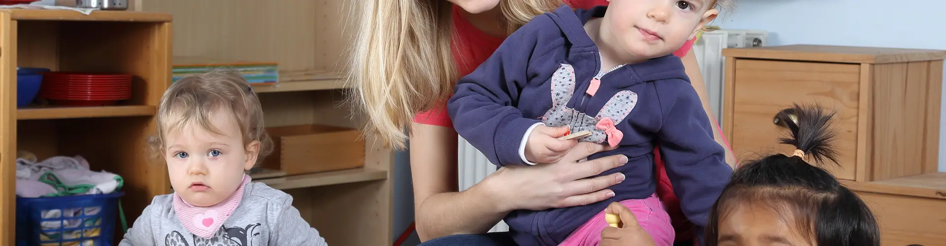 Kinderpflegerin mit Kindern