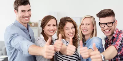 Fünf junge Leute zeigen Daumen hoch