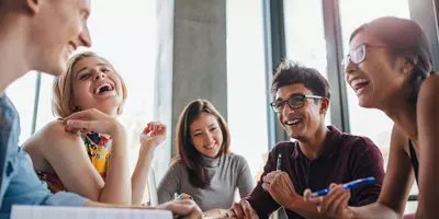 Junge Studenten unterhalten sich in der Gruppe