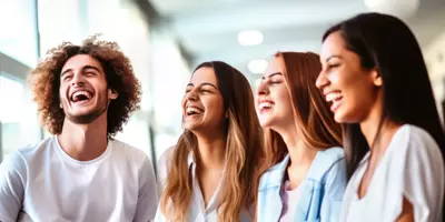 Eine gruppe junger Studenten lacht zusammen