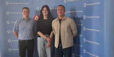 „Eine sehr erfüllende Arbeit“: Davon sind Fanny Thalhammer und Yazan Al Hammoud überzeugt. Unterstützung erfahren sie dabei von Ausbildungsleiter Ludwig Rörig (links).