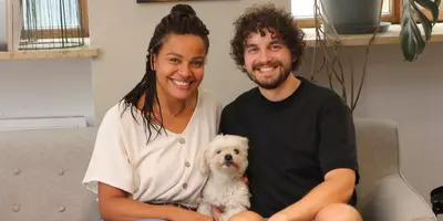 Tracy Summers und Tobias Kick kennen beide Seiten der Friseurausbildung – von ihrer eigenen Zeit als Azubi und als Ausbilder des Friseurnachwuchses. Jetzt arbeiten die beiden Friseurmeister in ihrem eigenen Salon in Landshut. Hund Hugo begleitet sie jeden Tag zur Arbeit.