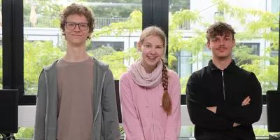 Tymoteusz Helbich, Rebekka Anneser und Albert Brunner (v. l.) fühlen sich nach ihrer Ausbildung gut auf den Arbeitsmarkt vorbereitet. Trotzdem planen alle drei noch ein Informatikstudium