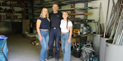Bild 1 In die Fußstapfen des Papas treten oder eigene Wege gehen: Für Celina (li.), Mia und ihren Vater Armin Strasser war das nie ein Streitthema.