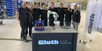 Technischer Leiter Thomas Hohenwarter, Ausbildungsleiter Michael Bauer, das Azubi-Projektteam und Geschäftsführer Johannes Sigl (v.l.) nach der erfolgreichen Abnahme des Cobot-Wagen-Projekts.