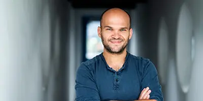 Moritz Katzmair zählt zu den bekanntesten Schauspielern Bayerns. Für ihn überwiegen in diesem Beruf auch heute noch Spaß, Freude und Leidenschaft.