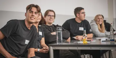 Mit Freude lernen: Bei Hirschvogel haben die Auszubildenden gute Zukunftsperspektiven in der Region. 	Foto: Hirschvogel GmbH & Co. KG