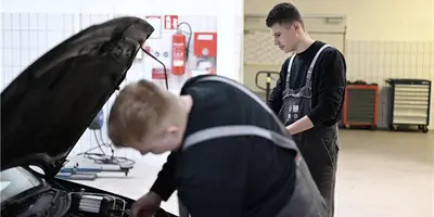 In der Ausbildungswerkstatt nutzt man alte Fahrzeuge als wertvolles Lernmaterial. So sammeln die Azubis erste Erfahrungen an Autos.