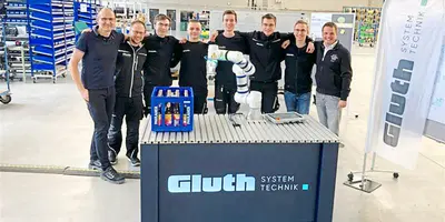 Technischer Leiter Thomas Hohenwarter, Ausbildungsleiter Michael Bauer, das Azubi-Projektteam und Geschäftsführer Johannes Sigl (v.l.) nach der erfolgreichen Abnahme des Cobot-Wagen-Projekts.  Foto: Gluth GmbH