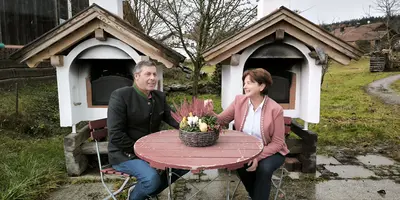 Johann Maurer und seine Frau beraten auch nach dem Bau eines Backofens die Kunden weiter über dessen Benutzung.