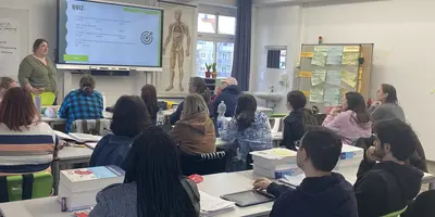 Beim BRK kann man umfassende Qualifikationen im Bereich Pflege erwerben.