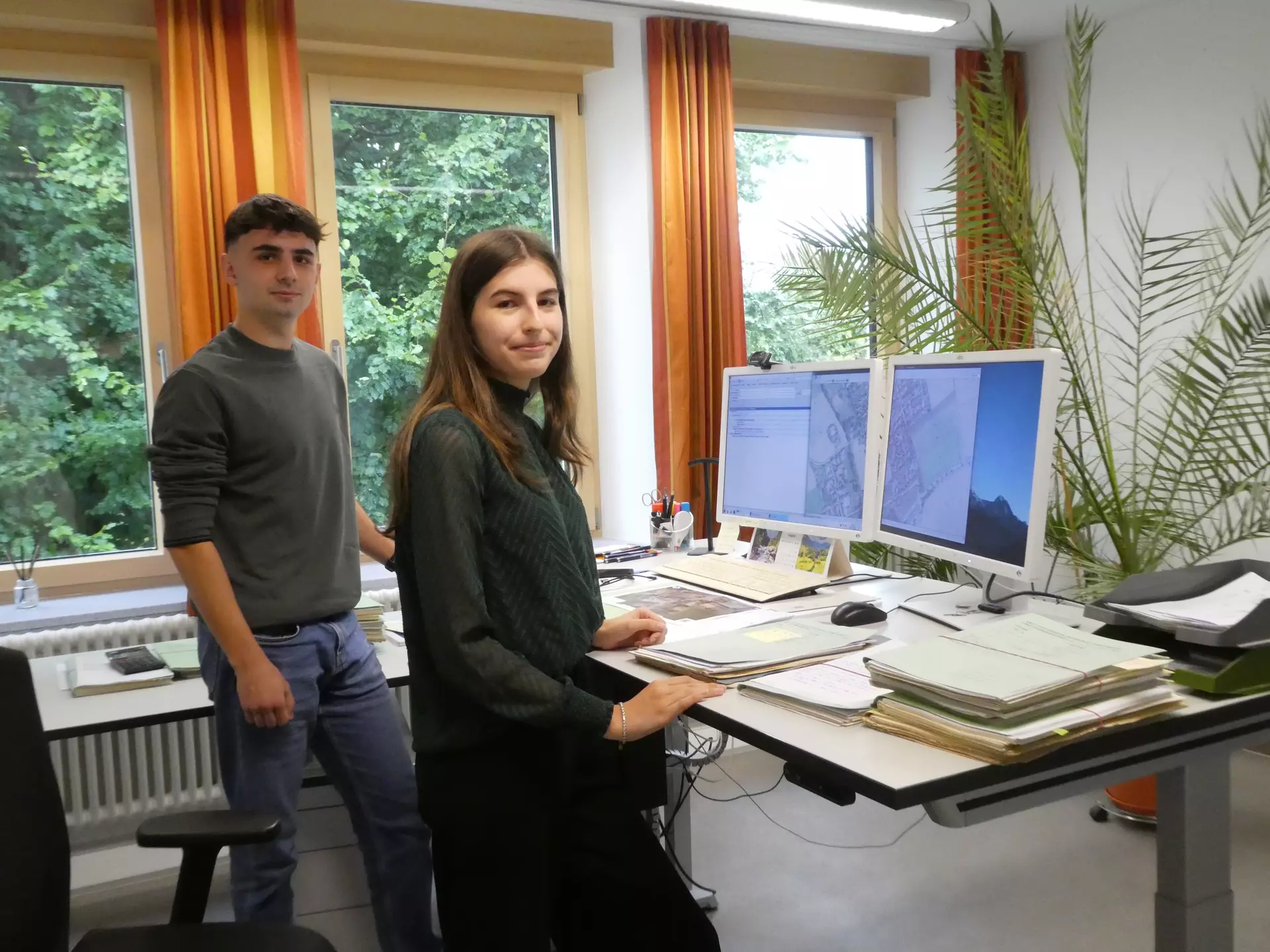 Johannes Fischer und Lena Vogl sind jetzt Katastertechniker. Foto: ADBV Straubing