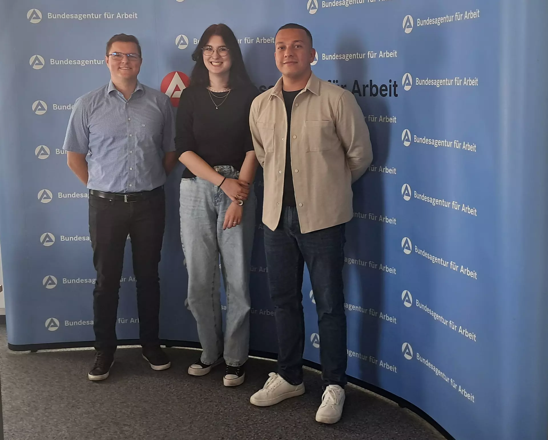„Eine sehr erfüllende Arbeit“: Davon sind Fanny Thalhammer und Yazan Al Hammoud überzeugt. Unterstützung erfahren sie dabei von Ausbildungsleiter Ludwig Rörig (links). Foto: Petra Scheiblich