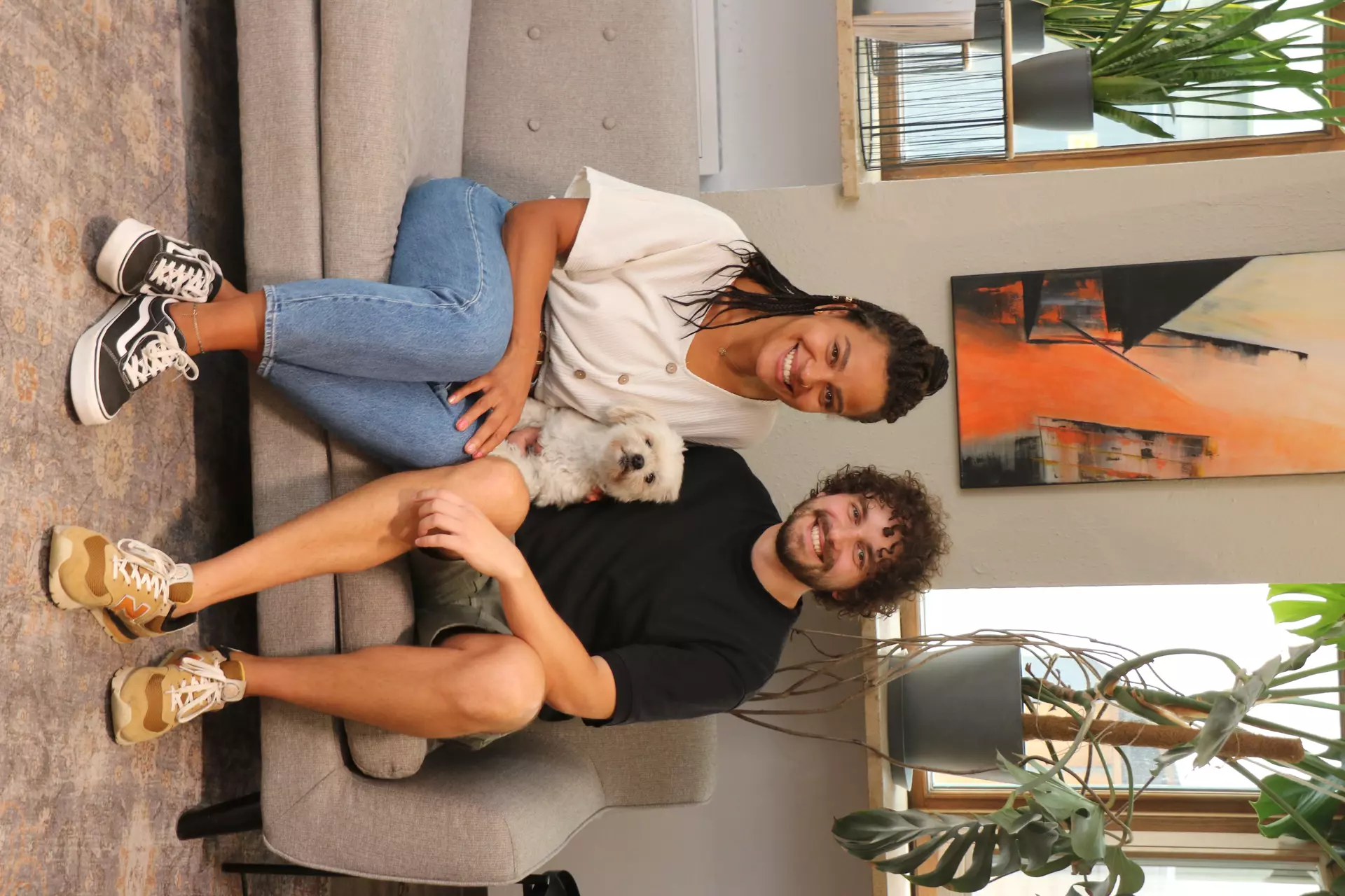 Tracy Summers und Tobias Kick kennen beide Seiten der Friseurausbildung – von ihrer eigenen Zeit als Azubi und als Ausbilder des Friseurnachwuchses. Jetzt arbeiten die beiden Friseurmeister in ihrem eigenen Salon in Landshut. Hund Hugo begleitet sie jeden Tag zur Arbeit. Foto: Sandra Schörghuber
