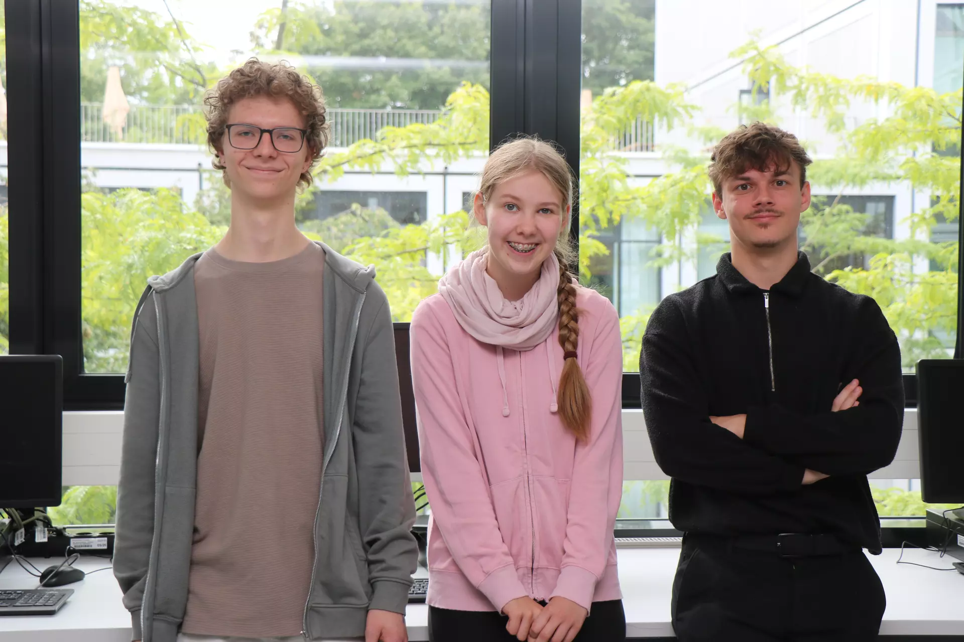 Tymoteusz Helbich, Rebekka Anneser und Albert Brunner (v. l.) fühlen sich nach ihrer Ausbildung gut auf den Arbeitsmarkt vorbereitet. Trotzdem planen alle drei noch ein Informatikstudium. Foto: S. Schörghuber