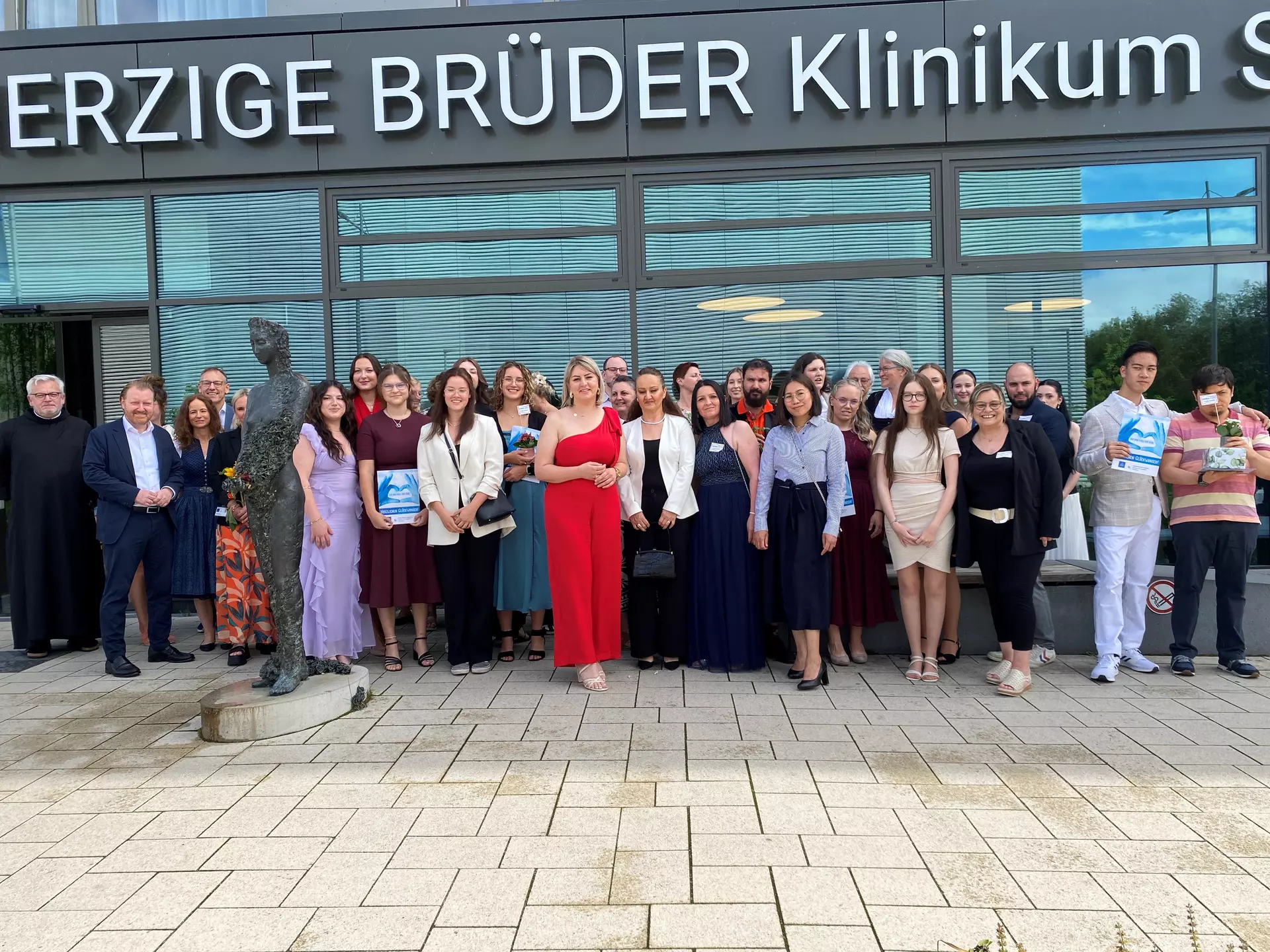 Die Absolventen der Berufsfachschule für Pflege und Krankenpflegehilfe sowie Lehrer zusammen mit (v. l.) Pater Provinzial Rudolf Knopp, Klinikums-Geschäftsführer Dr. Martin Baumann, Pflegedirektor Hubert Langmantl (4. v. l.) und kommissarische Schulleiterin Nicole Zeugner (5. v. l.). Foto: Ursula Eisenmann Die Absolventen der Berufsfachschule für Pflege und Krankenpflegehilfe sowie Lehrer zusammen mit (v. l.) Pater Provinzial Rudolf Knopp, Klinikums-Geschäftsführer Dr. Martin Baumann, Pflegedirektor Hubert Langmantl (4. v. l.) und kommissarische Schulleiterin Nicole Zeugner (5. v. l.). Foto: Ursula Eisenmann