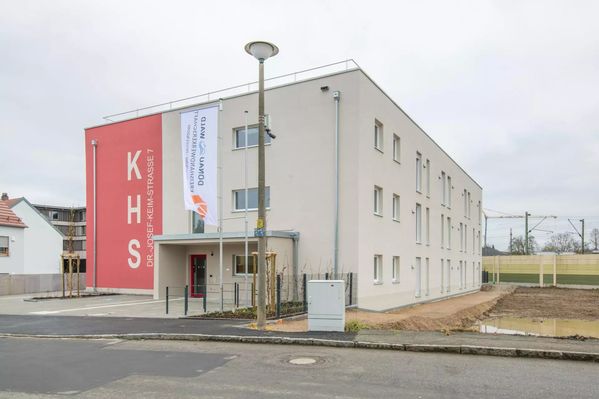 Das dreigeschossige moderne Gebäude für Nachwuchs und Fachkräfte mit rund 70 Betten ist seit der Eröffnung gut ausgelastet. Foto: KHS-Wohnen