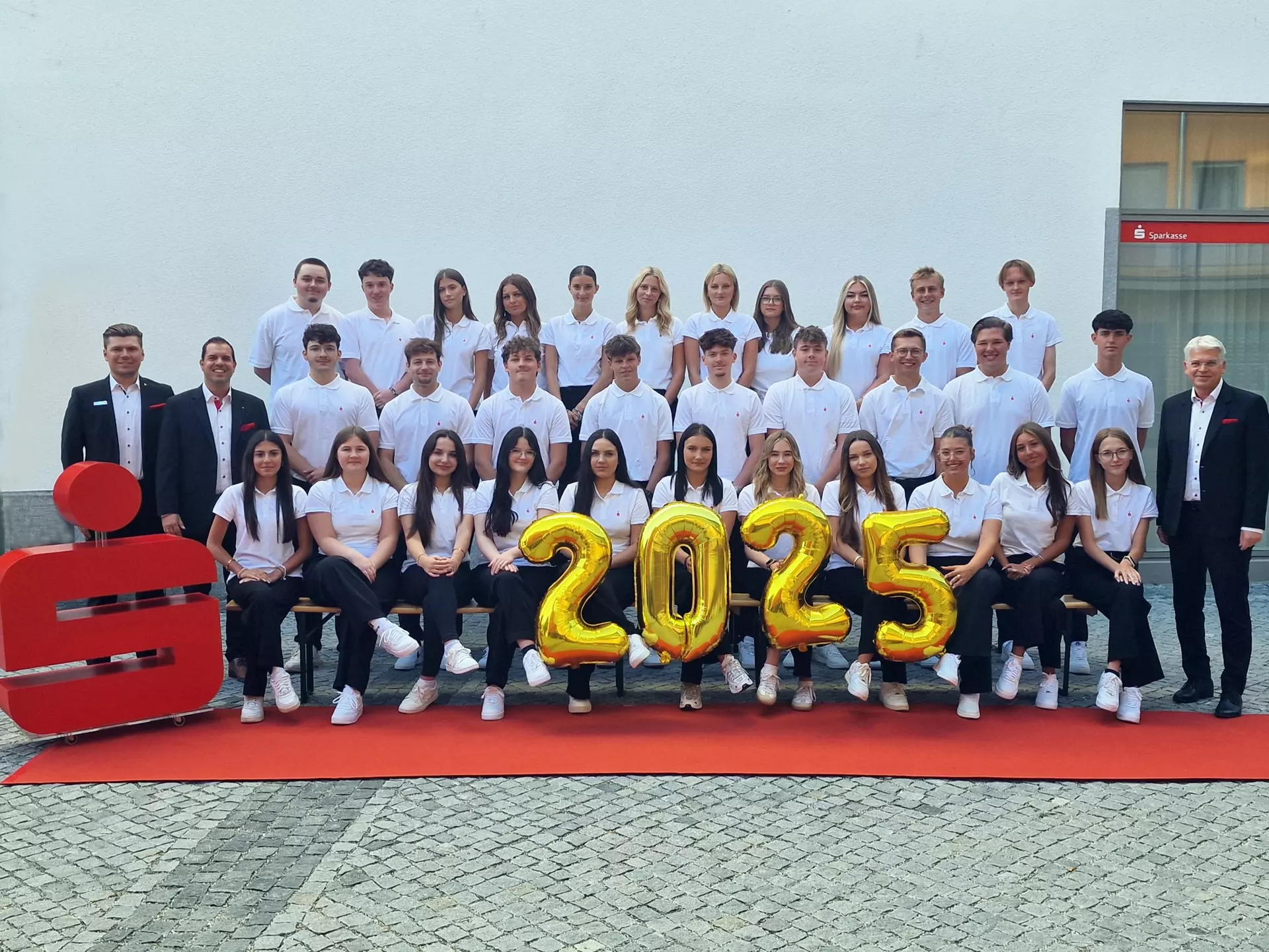 Auch heuer starteten 31 Auszubildende bei der Sparkasse Landshut in ihre berufliche Zukunft. Foto: Peter Groß Auch heuer starteten 31 Auszubildende bei der Sparkasse Landshut in ihre berufliche Zukunft. Foto: Peter Groß