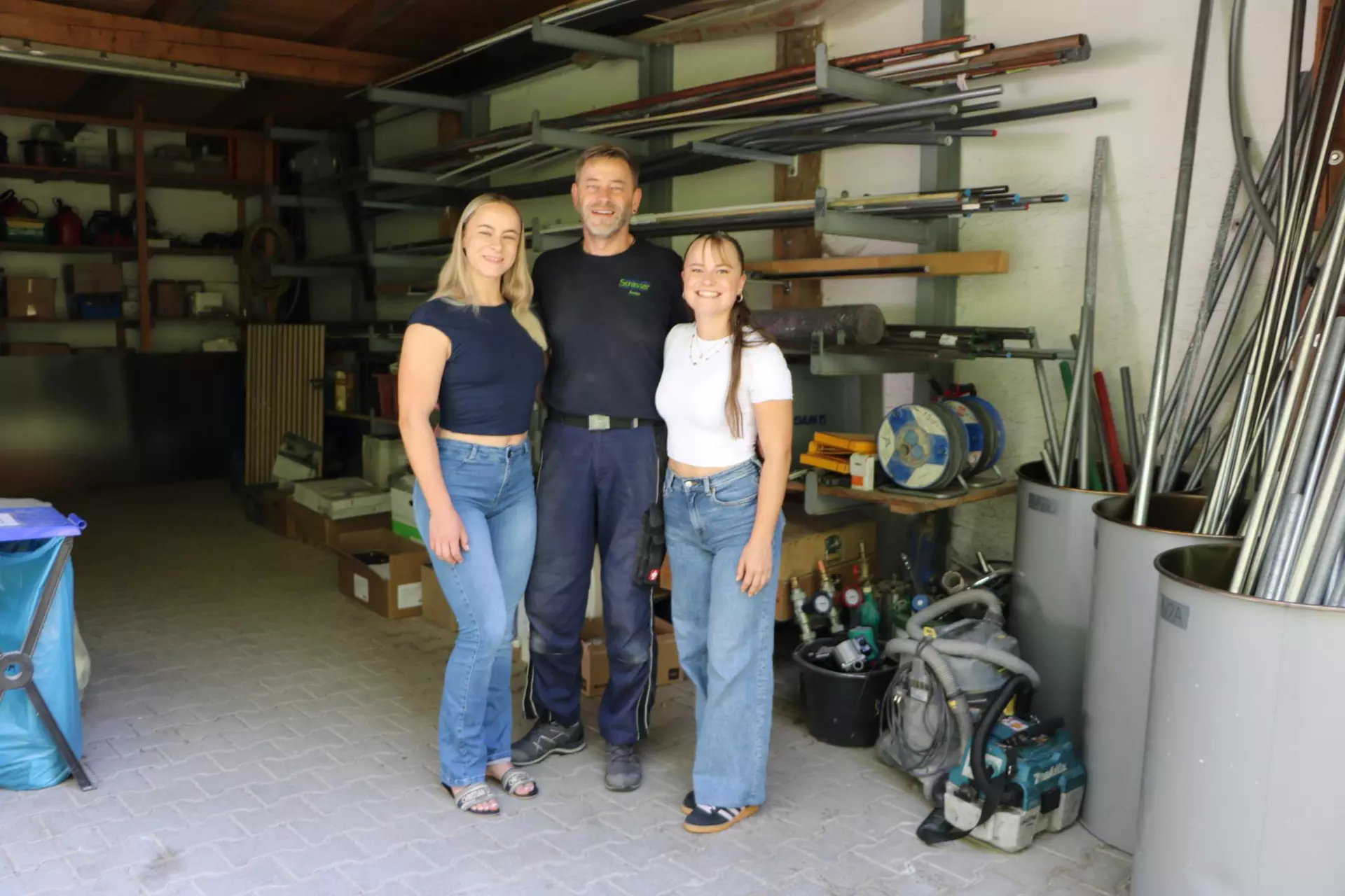 In die Fußstapfen des Papas treten oder eigene Wege gehen: Für Celina (li.), Mia und ihren Vater Armin Strasser war das nie ein Streitthema. Foto: Petra Scheiblich