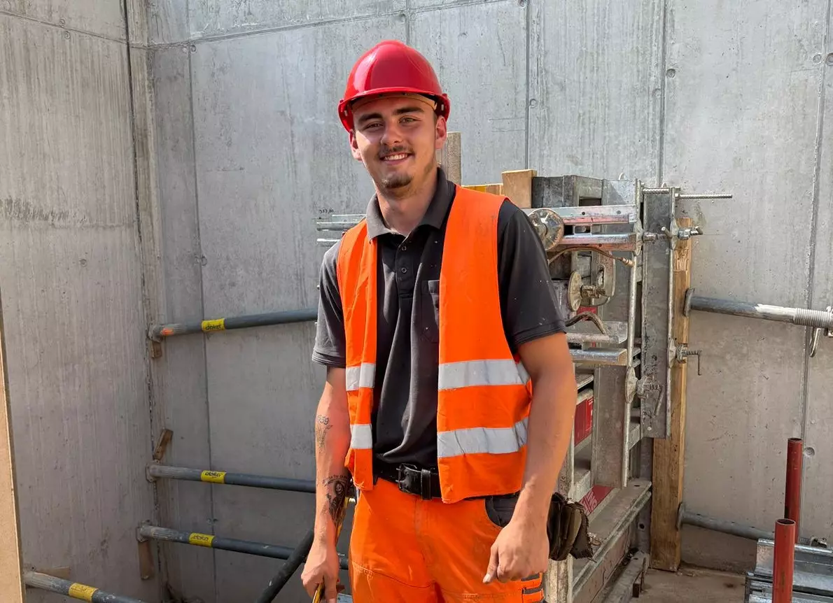 Julien (21) hat die Ausbildung zum Beton- und Stahlbetonbauer bei Wadle Bau abgeschlossen. Foto: Wadle Bau Julien (21) hat die Ausbildung zum Beton- und Stahlbetonbauer bei Wadle Bau abgeschlossen. Foto: Wadle Bau