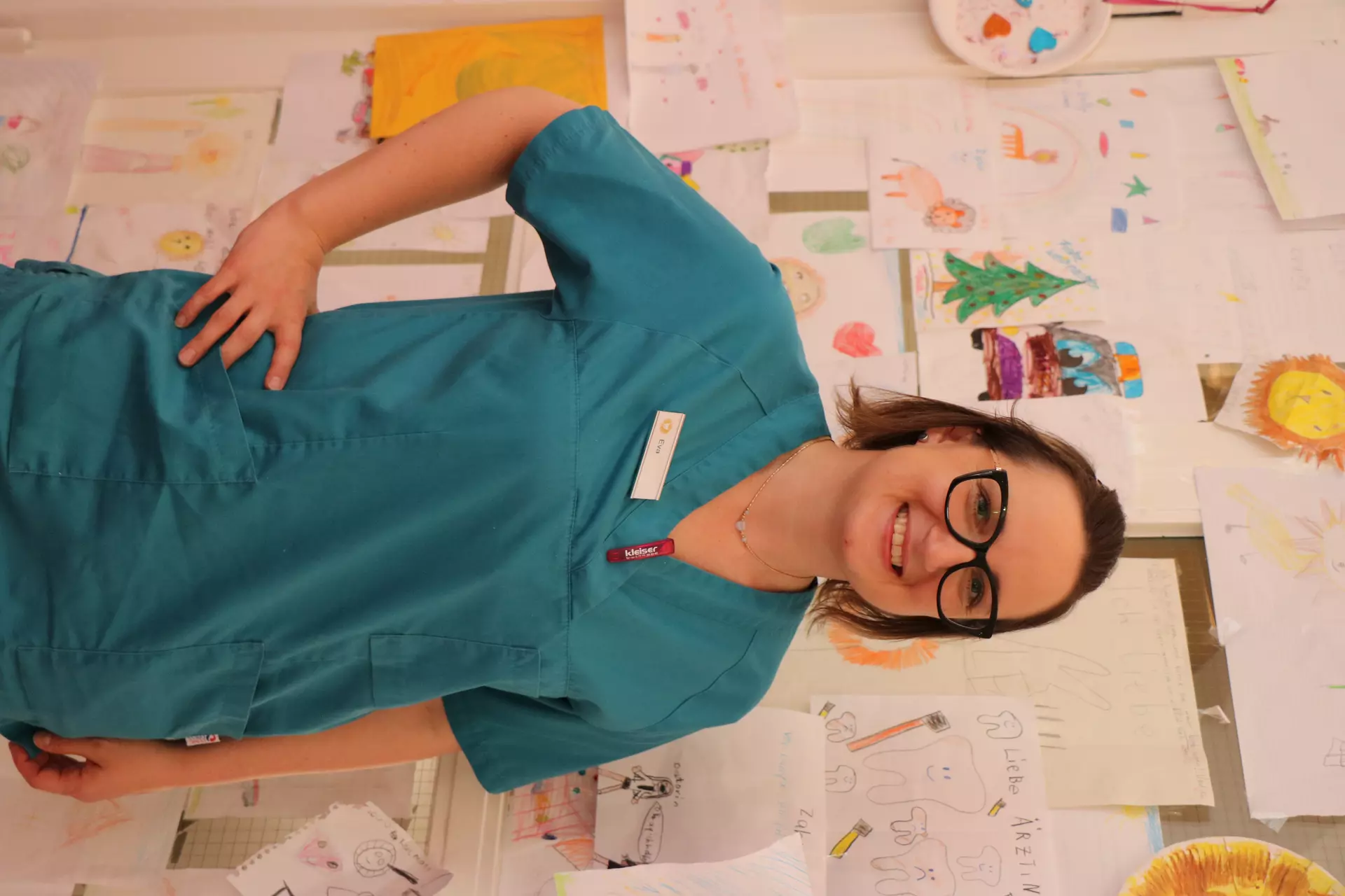 Als Dankeschön bekommen Eva Léger und ihre Kolleginnen auch mal ein selbst gemaltes Bild von den kleinen Patienten. Foto: Sandra Schörghuber