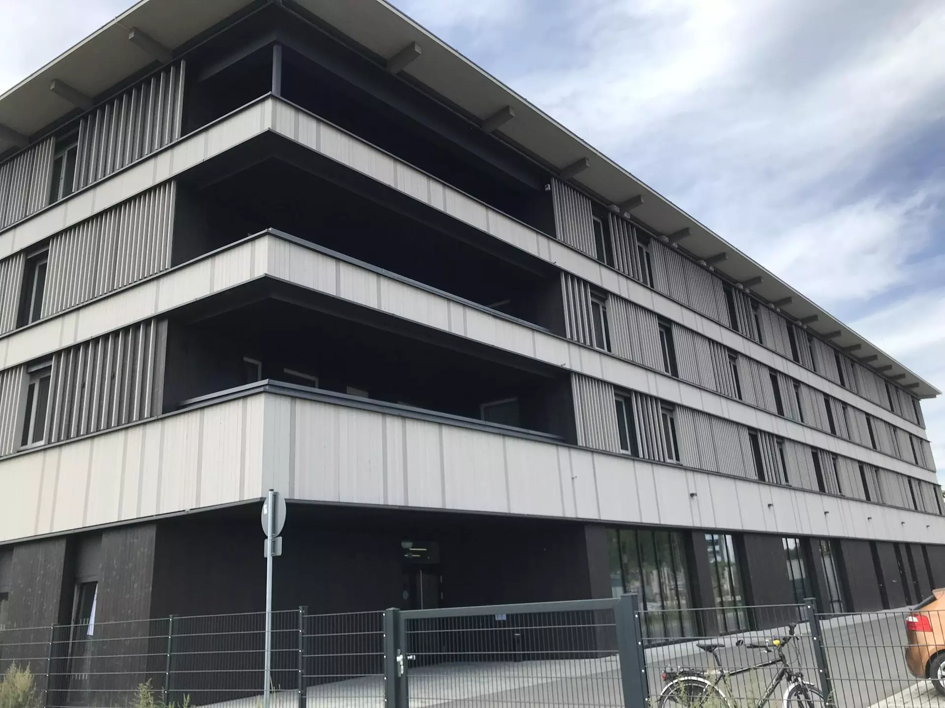 Die karbonisierte Außenfassade des Gebäudes zeigt die besonderen Qualitäten des Neubaus. – Neben dem Empfangsbereich samt Foyer wird das Erdgeschoss von einer großen Küche samt Speisesaal für 200 Gäste dominiert. Foto: Josef Unterholzner