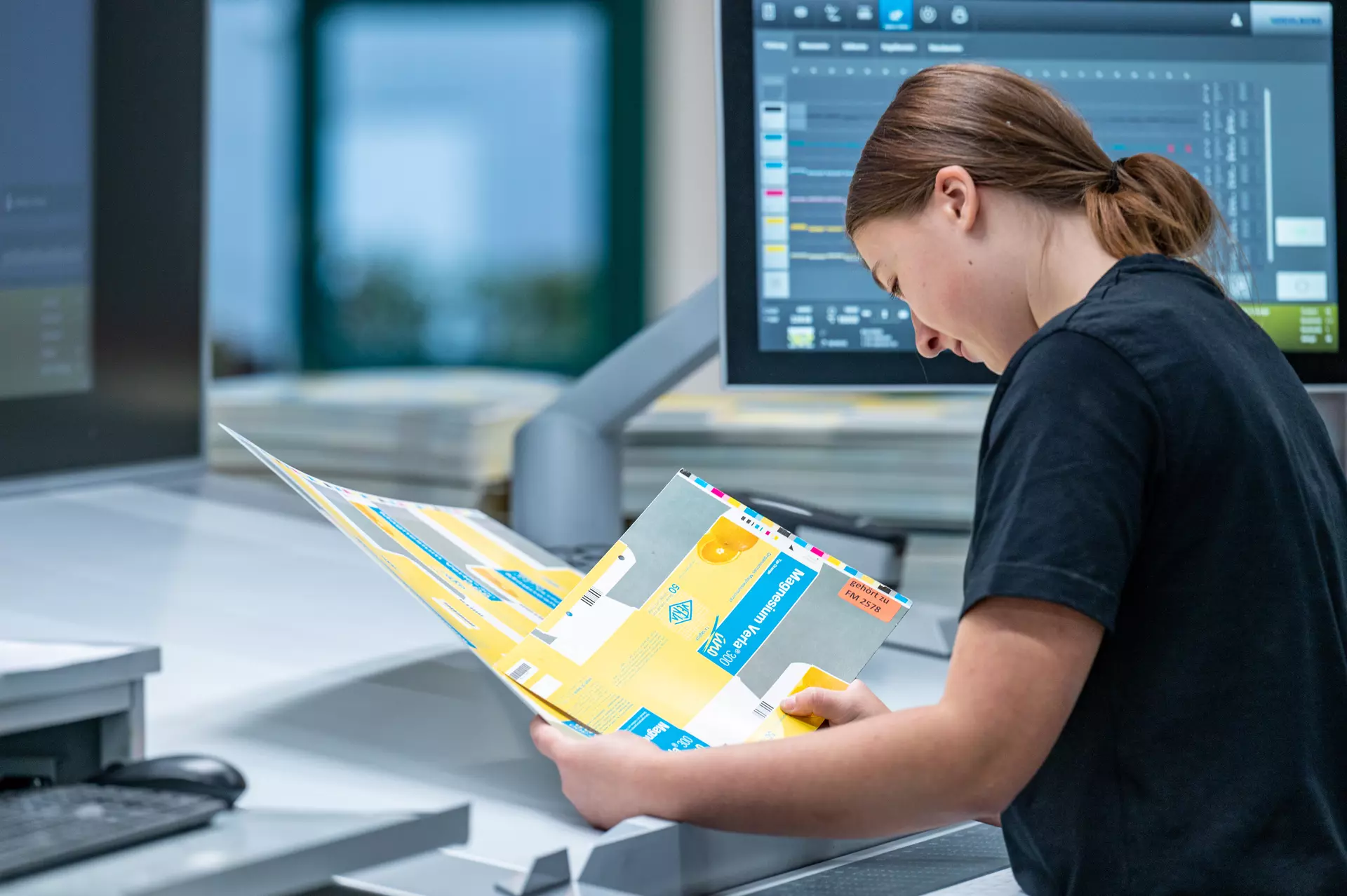 Julia Hirsch kontrolliert regelmäßig die Druckbögen. Es gelten höchste Qualitätsstandards. Foto: plm