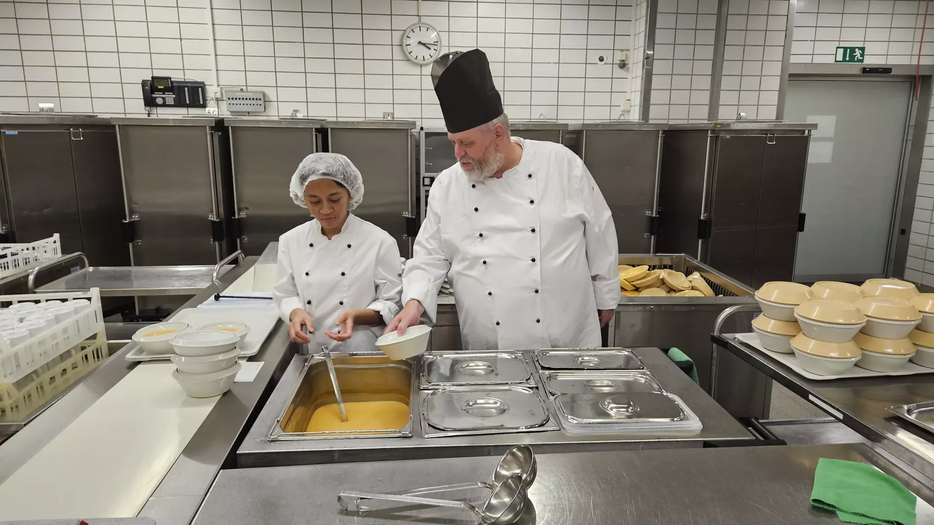 Fiska Rizki (links)lernte die Lakumed-Küche und Ausbilder Armin Strohmeyer über den Bundesfreiwilligendienst kennen. Im Anschluss startete sie ihre Kochausbildung. Foto: Petra Möllerfrerk