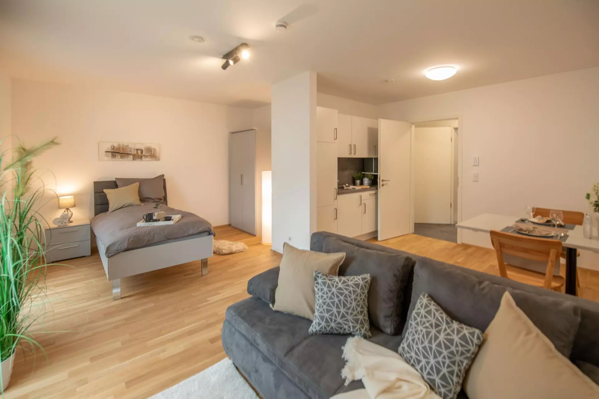 Die 17 Appartements für Fachkräfte sind voll möbliert und verfügen über eine eigene Küche inklusive Geschirr. Foto: KHS-Wohnen