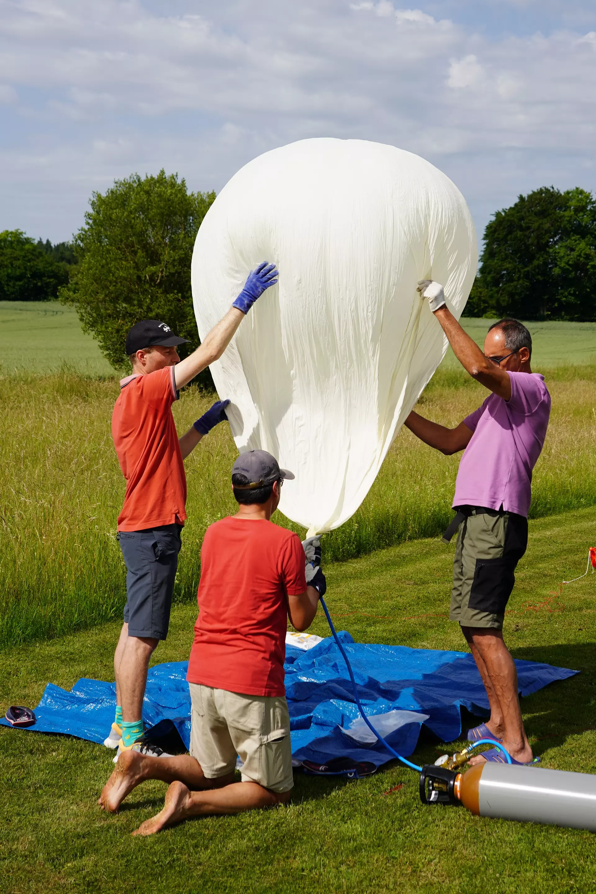 Teamarbeit beim Start: Mit Freunden bereitet Philipp den Start des Wetterballons vor. Foto: Philipp Blumenhagen