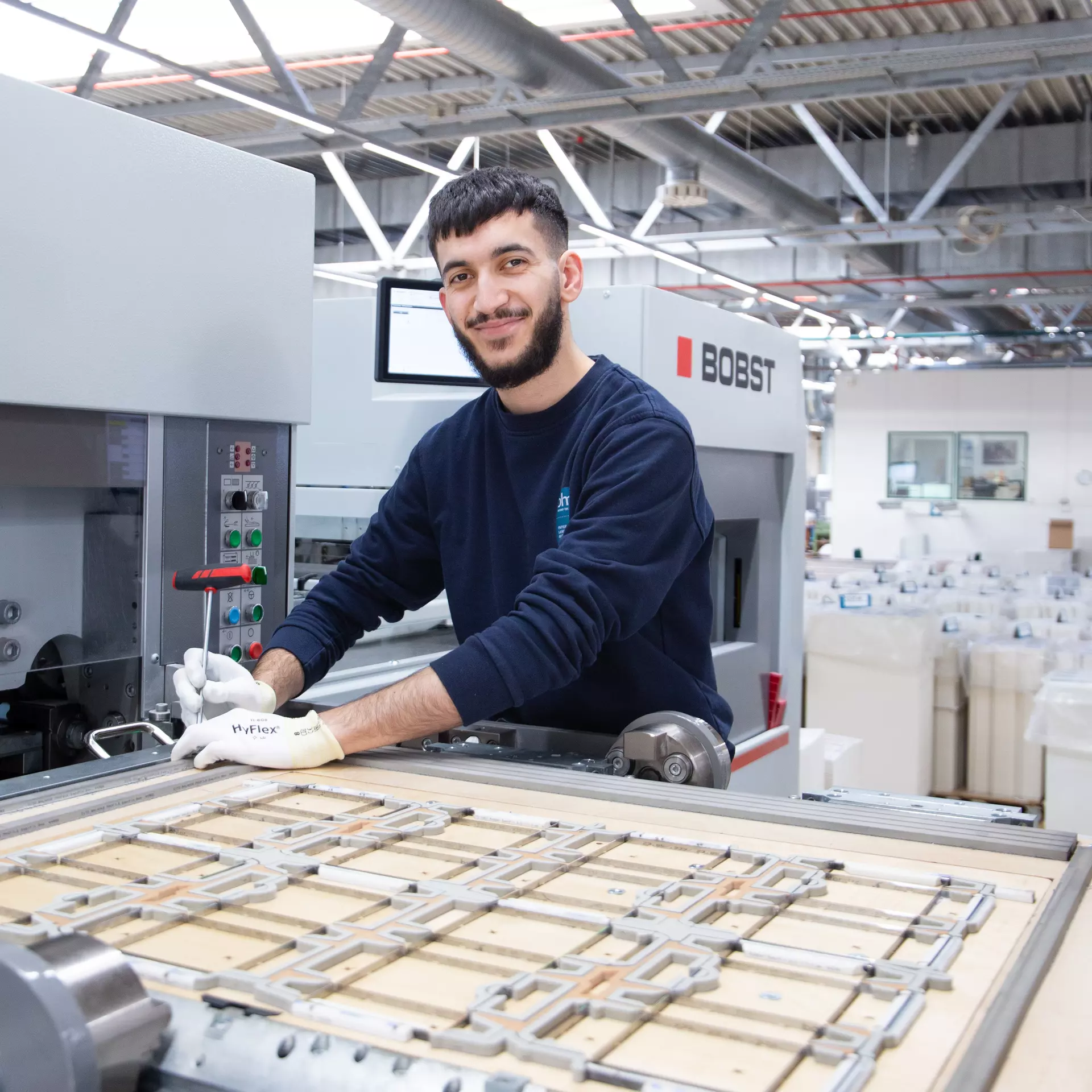 Albin Jaha fand über ein Praktikum zu seinem Traumberuf Packmitteltechnologe. Foto: plm