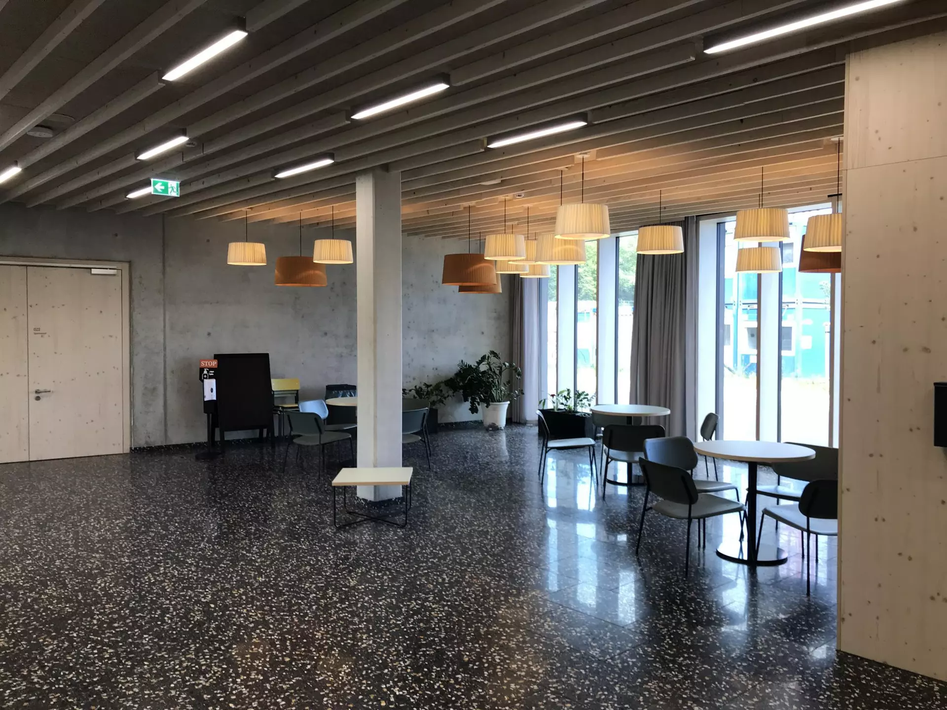 Die karbonisierte Außenfassade des Gebäudes zeigt die besonderen Qualitäten des Neubaus. – Neben dem Empfangsbereich samt Foyer wird das Erdgeschoss von einer großen Küche samt Speisesaal für 200 Gäste dominiert. Foto: Josef Unterholzner
