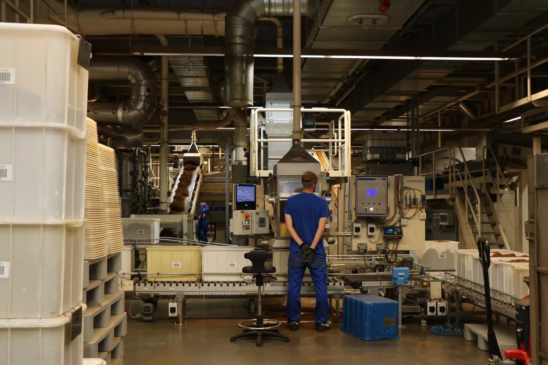 Fachkräfte für Lebensmitteltechnik begleiten jeden Schritt der Produktion – von der Warenannahme über die Aufbereitung des Rohtabaks bis hin zum Abfüllen in die jeweilige Verpackung und den Versand des fertigen Produkts. Foto: Sandra Schörghuber