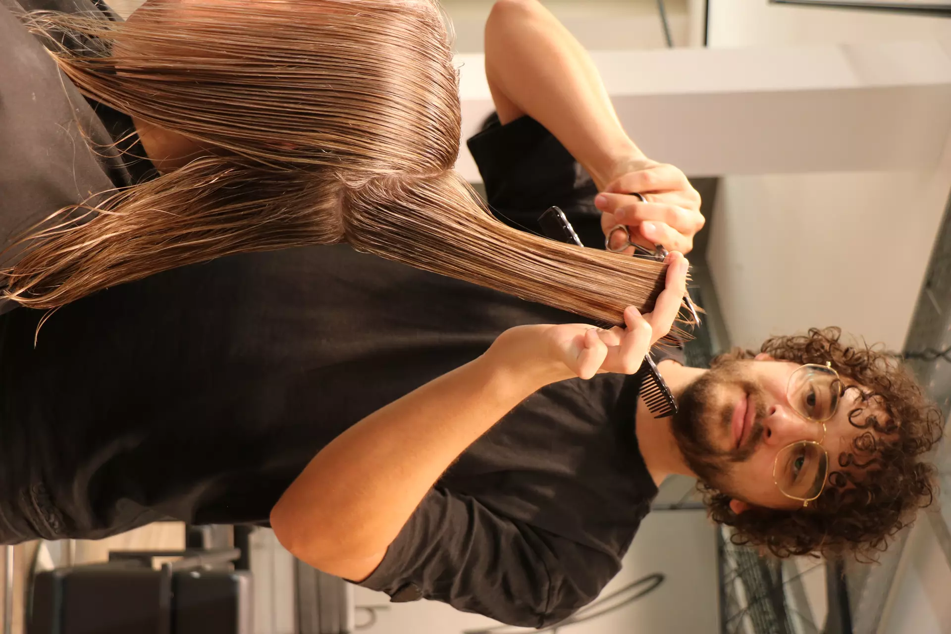 Um zu lernen, wie man richtig Haare schneidet, braucht es Durchhaltevermögen. Foto: Sandra Schörghuber