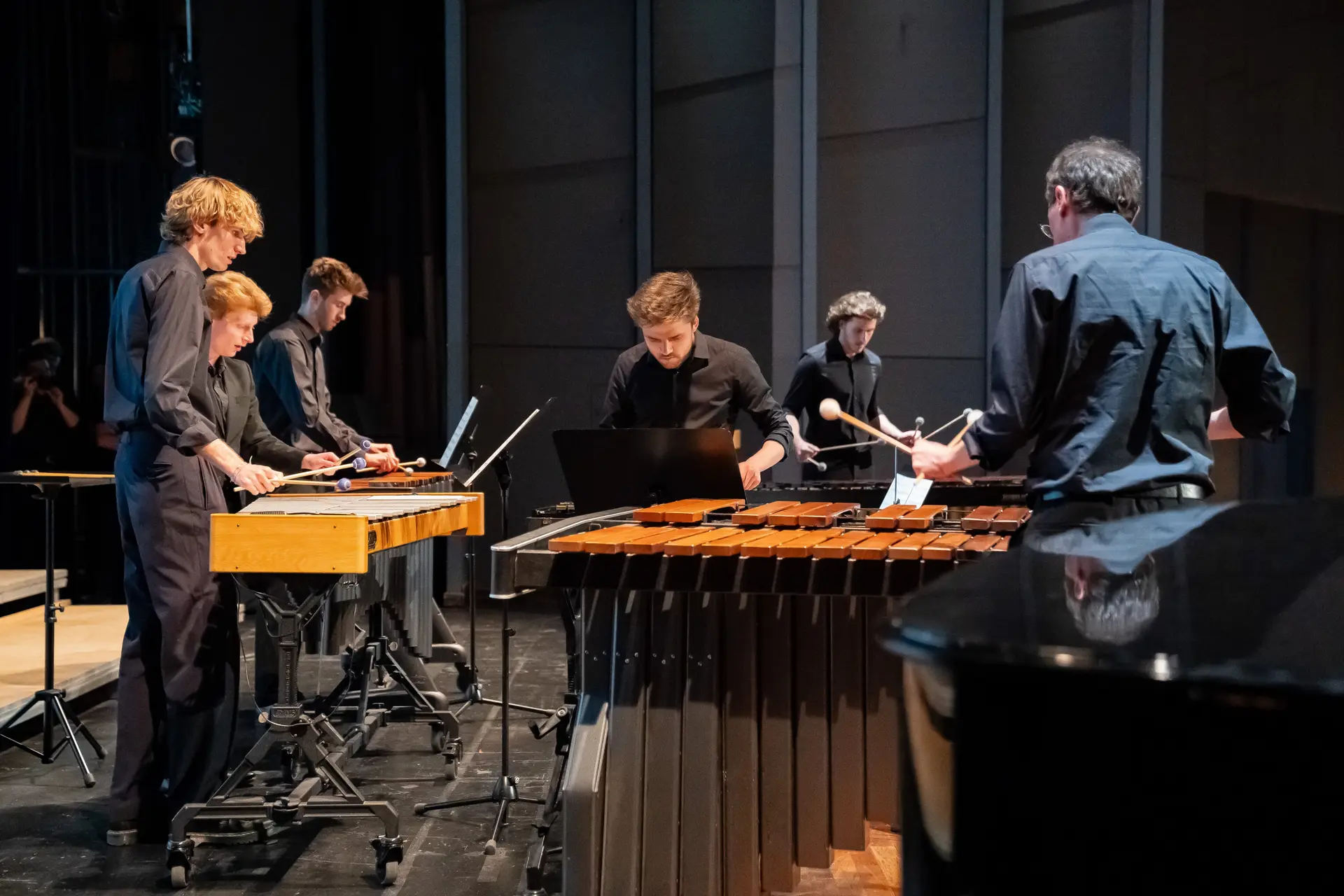 Fünf Männer musizieren gemeinsam auf Percussion Instrumenten