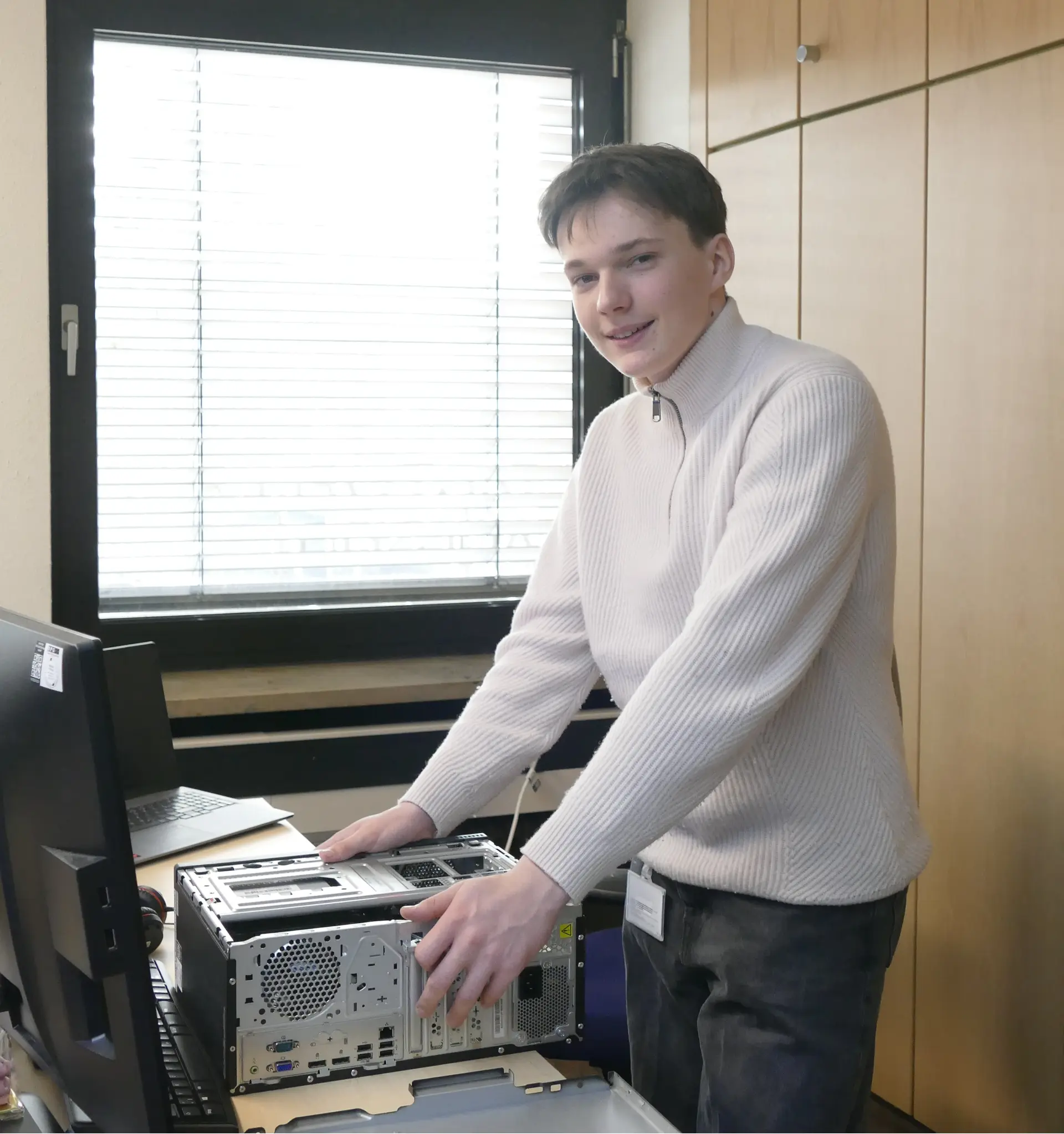 Schon als Kind zerlegte der 16-jährige Aaron Wieser leidenschaftlich gerne Computer und Spielekonsolen. Mit seiner Ausbildung macht er nun sein Hobby zum Beruf. Foto: Susanne Franck