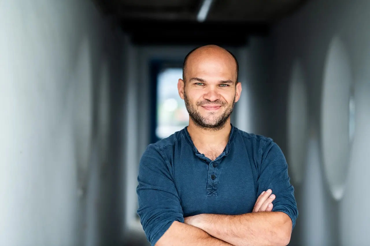 Moritz Katzmair zählt zu den bekanntesten Schauspielern Bayerns. Für ihn überwiegen in diesem Beruf auch heute noch Spaß, Freude und Leidenschaft. Foto: Alan Ovaska