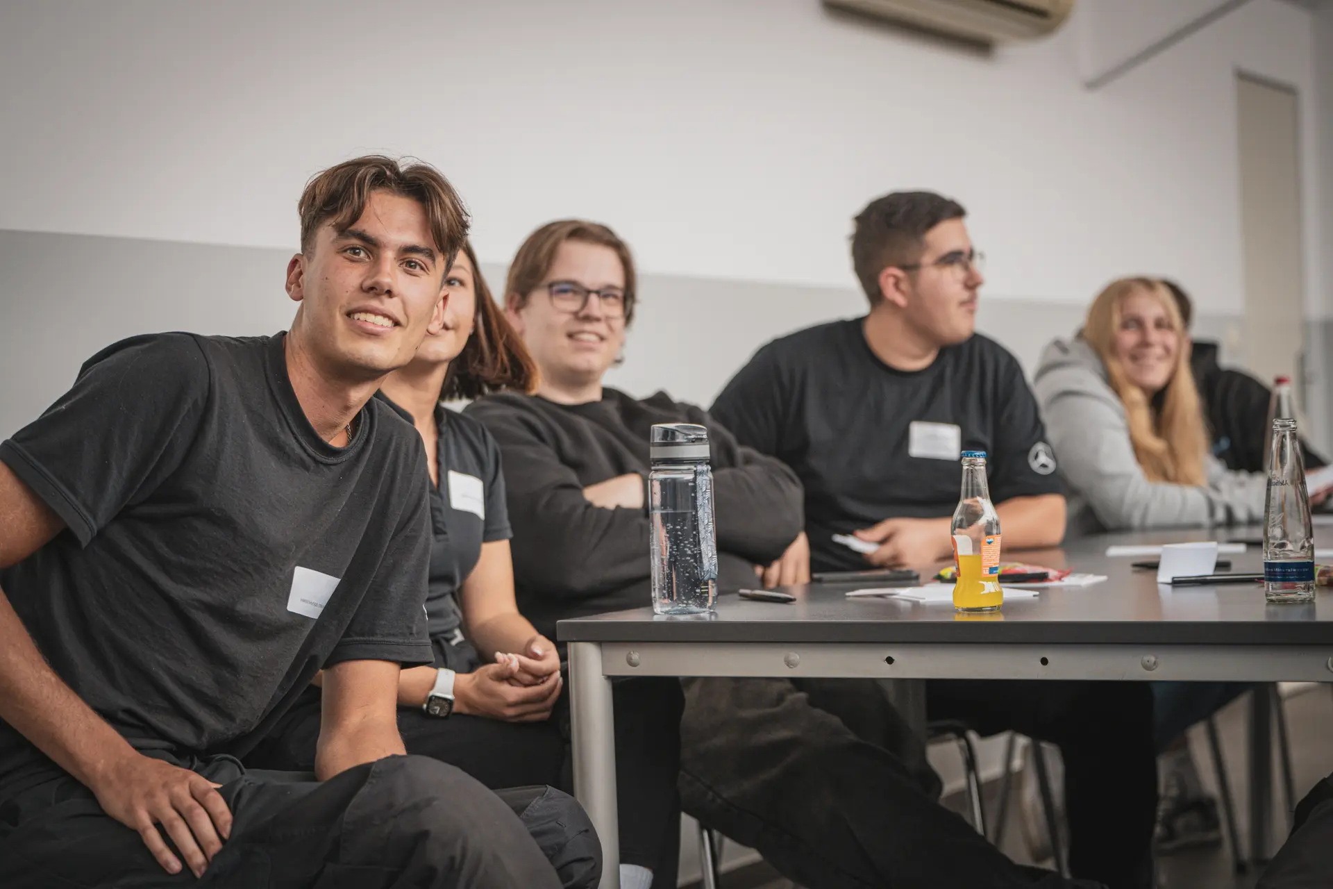 Mit Freude lernen: Bei Hirschvogel haben die Auszubildenden gute Zukunftsperspektiven in der Region. Foto: Hirschvogel GmbH & Co. KG Mit Freude lernen: Bei Hirschvogel haben die Auszubildenden gute Zukunftsperspektiven in der Region. Foto: Hirschvogel GmbH & Co. KG