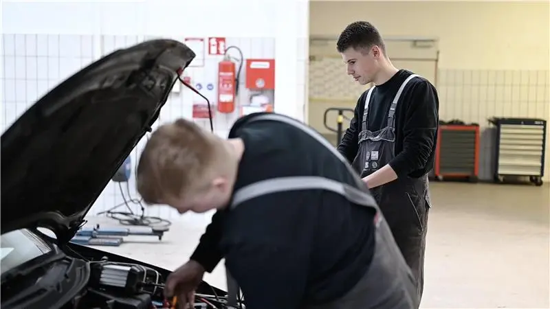 In der Ausbildungswerkstatt nutzt man alte Fahrzeuge als wertvolles Lernmaterial. So sammeln die Azubis erste Erfahrungen an Autos. Foto: Autohaus Ostermaier In der Ausbildungswerkstatt nutzt man alte Fahrzeuge als wertvolles Lernmaterial. So sammeln die Azubis erste Erfahrungen an Autos. Foto: Autohaus Ostermaier