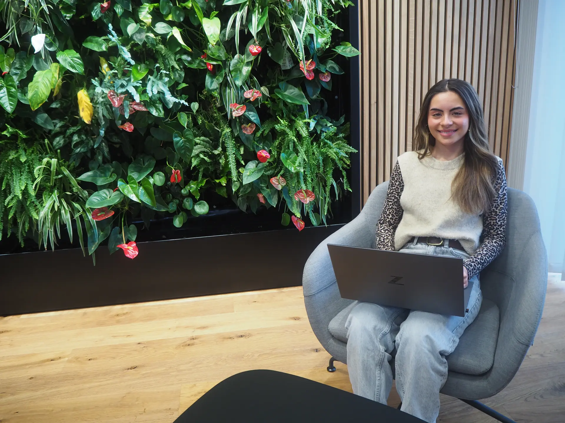 Mayumi Sarion-Mühlbauer ist im dritten Ausbildungsjahr zur Kauffrau im E-Commerce bei Einhell. Foto: Anna-Lena Wagner