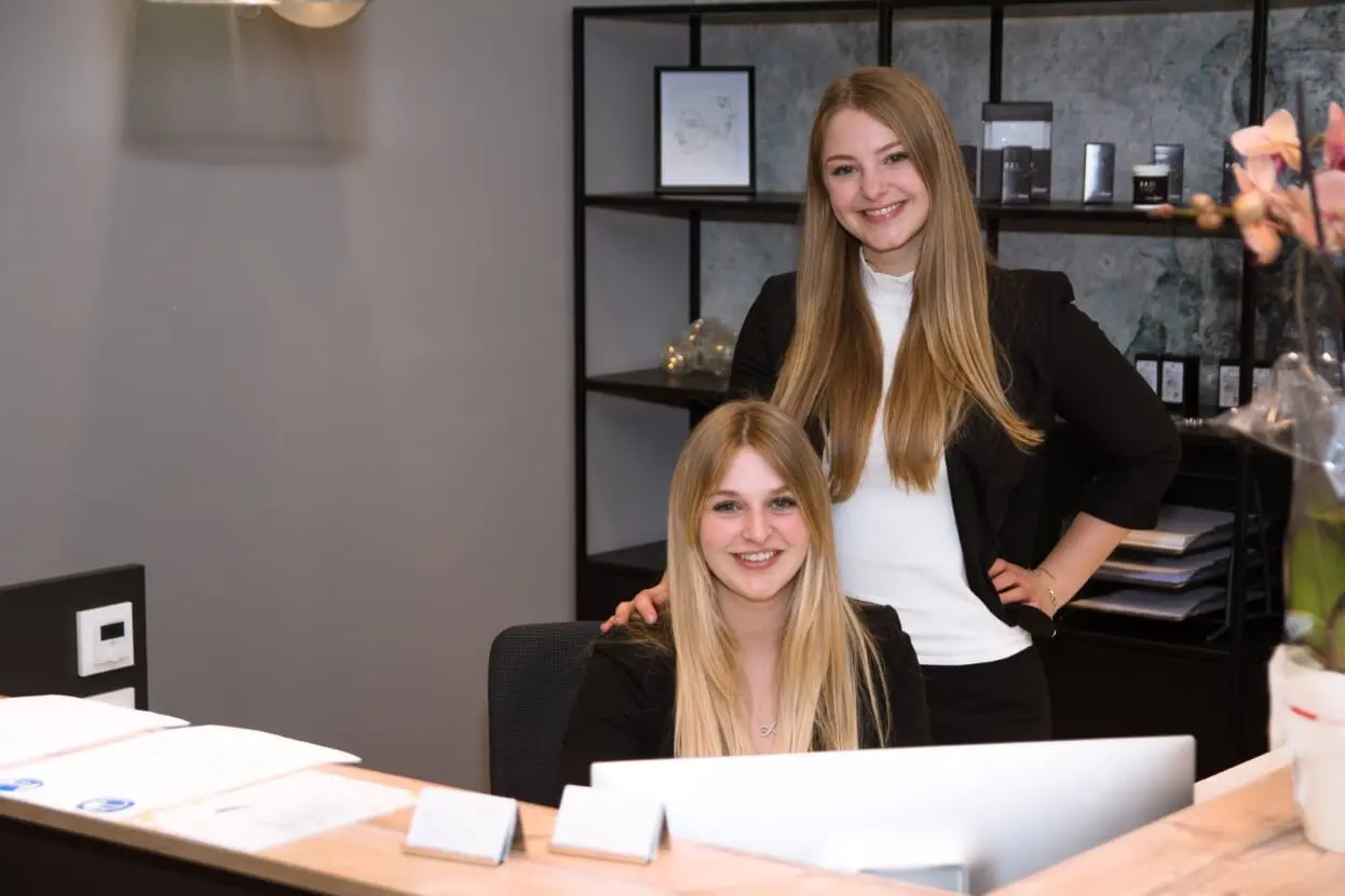 Anna-Maria Nunner (unten) hat unlängst ihre Ausbildung zur Hörakustikerin beendet. Sie arbeitet mit ihrer Schwester Katrin in deren eigenem Hörakustik-Unternehmen in Straubing.	Foto: Mika-fotografie