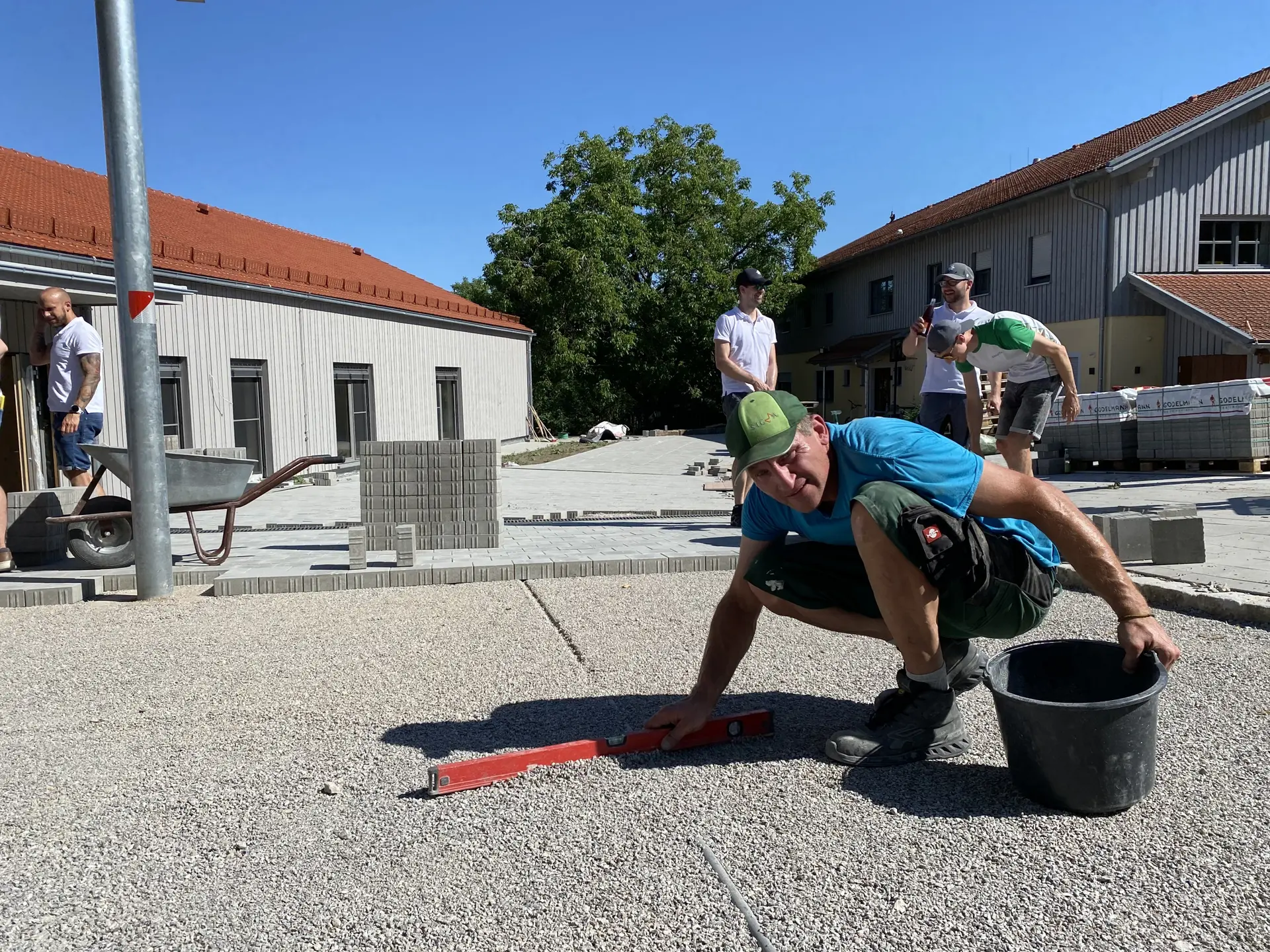 Jeden Tag etwas gemeinsam schaffen: Azubis erhalten bei SIGMA viel Unterstützung durch das Team.