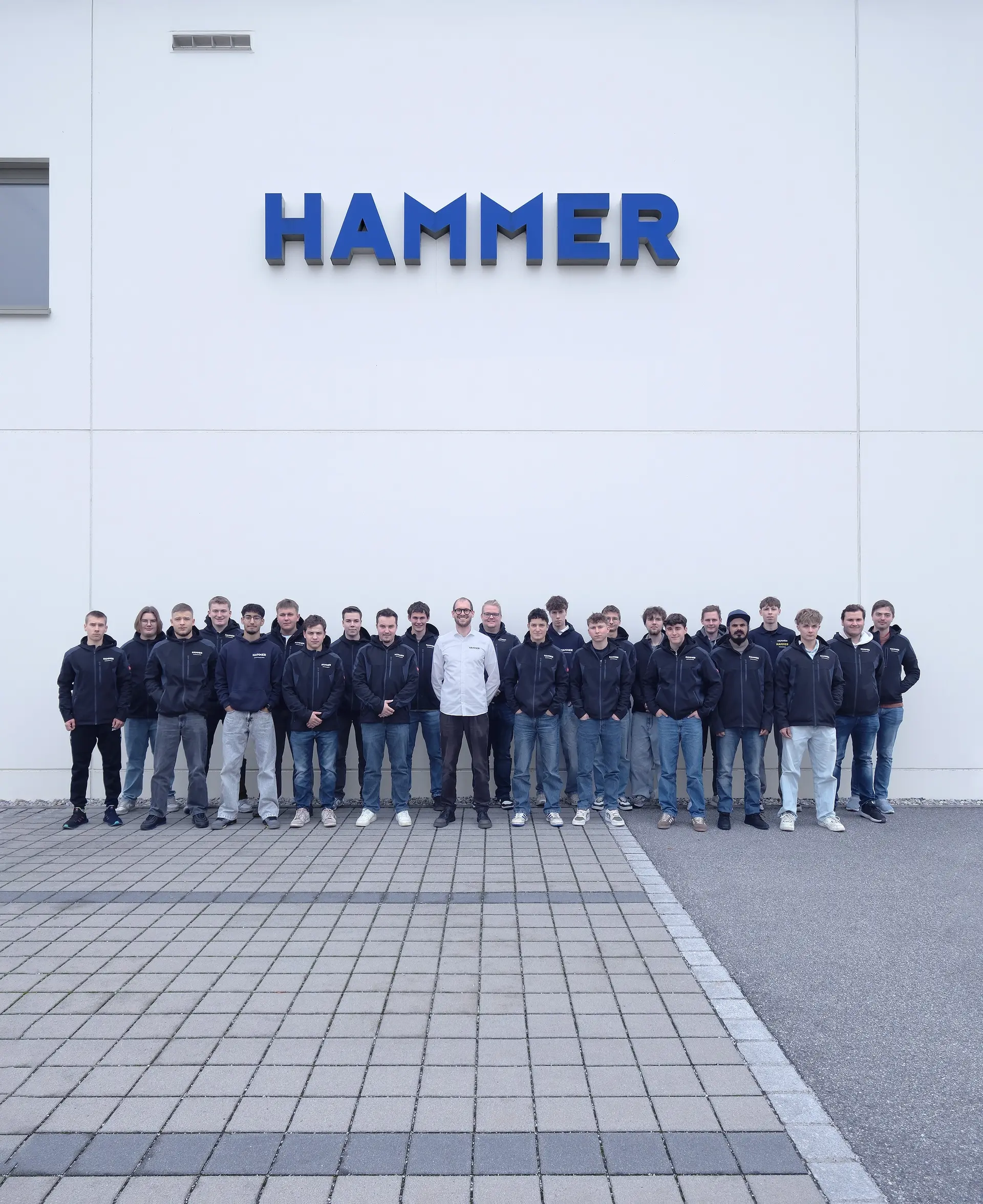 Hier ist Ausbildung Chefsache: Geschäftsführer Thomas Hammer (Mitte) kümmert sich als Ausbildungsleiter persönlich um die Azubis.